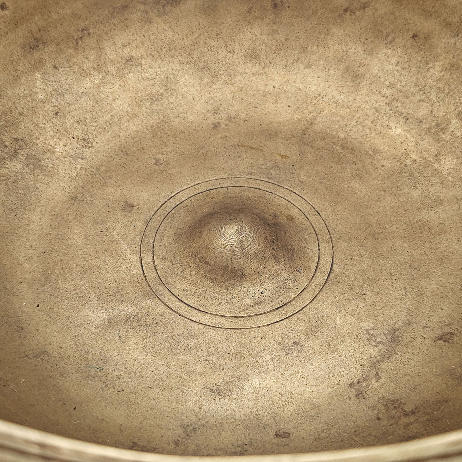Lingam Jhumka KASA Hammered Singing Bowl - E3 (28 cm, 2.6 kg) - Image 4